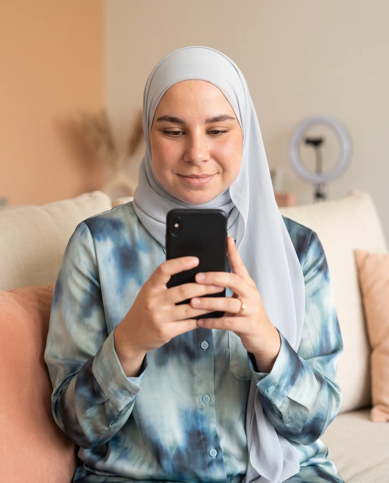 Ida, Meta advertising specialist, bekijkt advertenties op Instagram