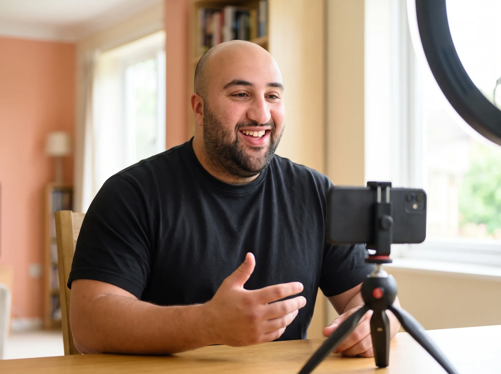 Oussama neemt een UGC video op met een smartphone op statief